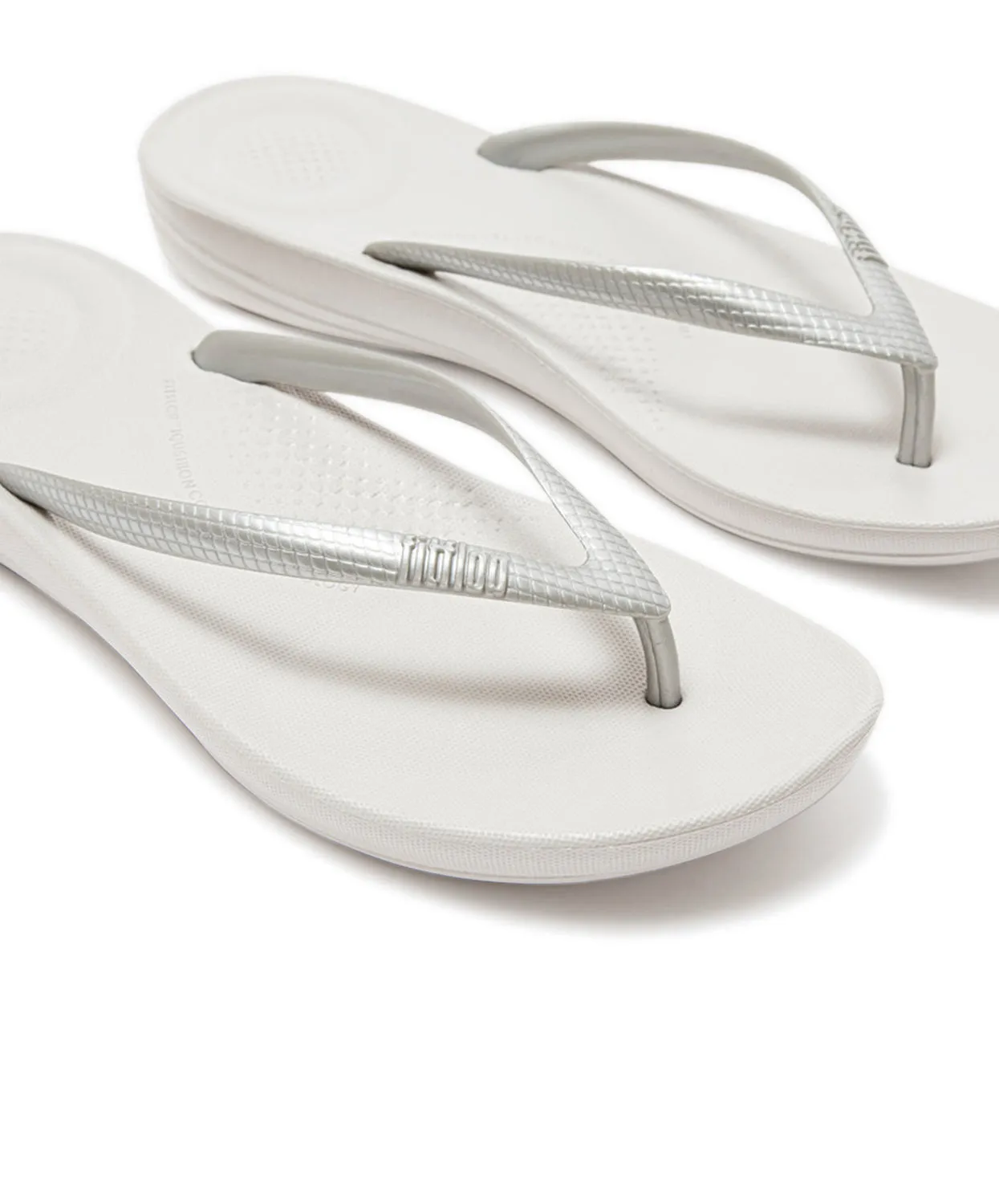 FitFlop iQushion Ergonomic Thongs Silver