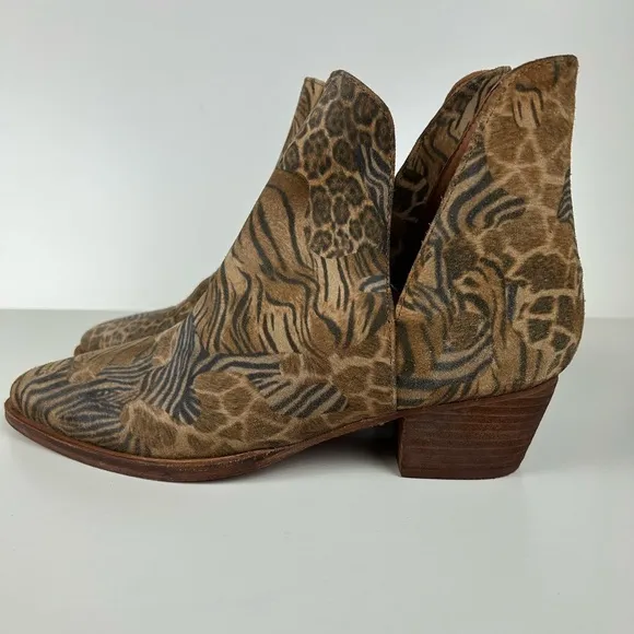FREE PEOPLE LEATHER ANIMAL CHARM DOUBLE V BOOT SIZE 38.5 / 8.5