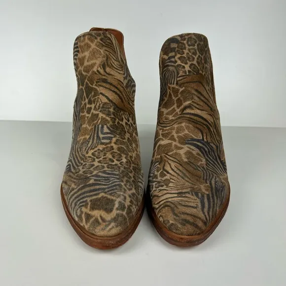 FREE PEOPLE LEATHER ANIMAL CHARM DOUBLE V BOOT SIZE 38.5 / 8.5