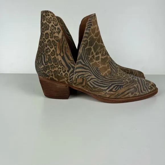 FREE PEOPLE LEATHER ANIMAL CHARM DOUBLE V BOOT SIZE 38.5 / 8.5