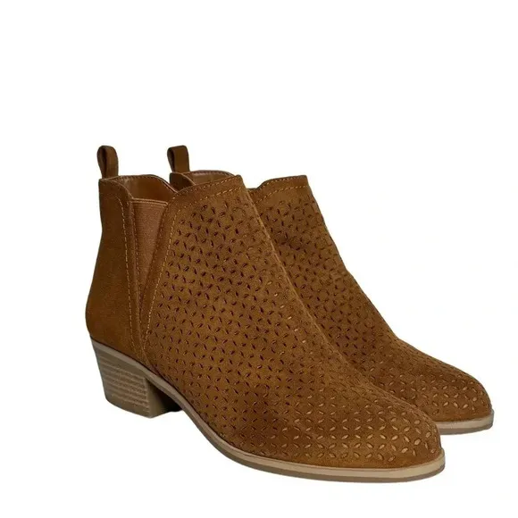 Market &amp; Spruce Stitch Fix | Qwin Ankle Boots Suede Perforated Cognac EUC