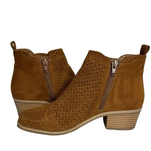 Market &amp; Spruce Stitch Fix | Qwin Ankle Boots Suede Perforated Cognac EUC