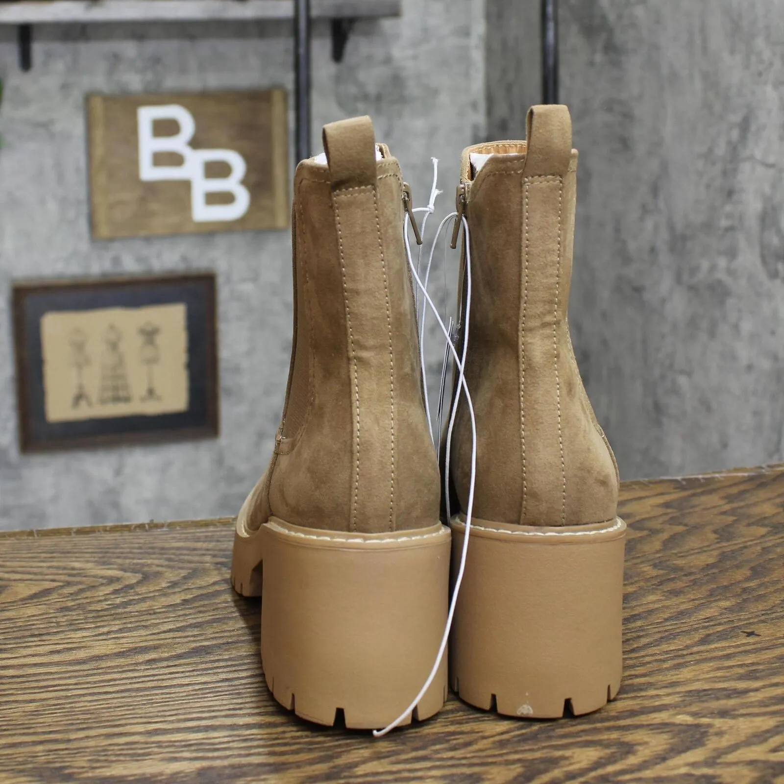 Universal Thread Crispin Chelsea Boots with Memory Foam Insole Tan Brown 8M