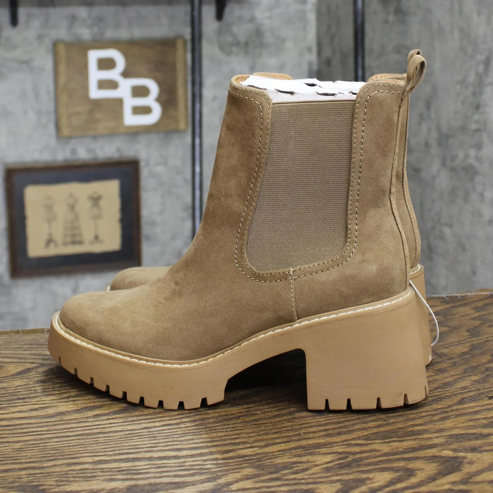 Universal Thread Crispin Chelsea Boots with Memory Foam Insole Tan Brown 8M