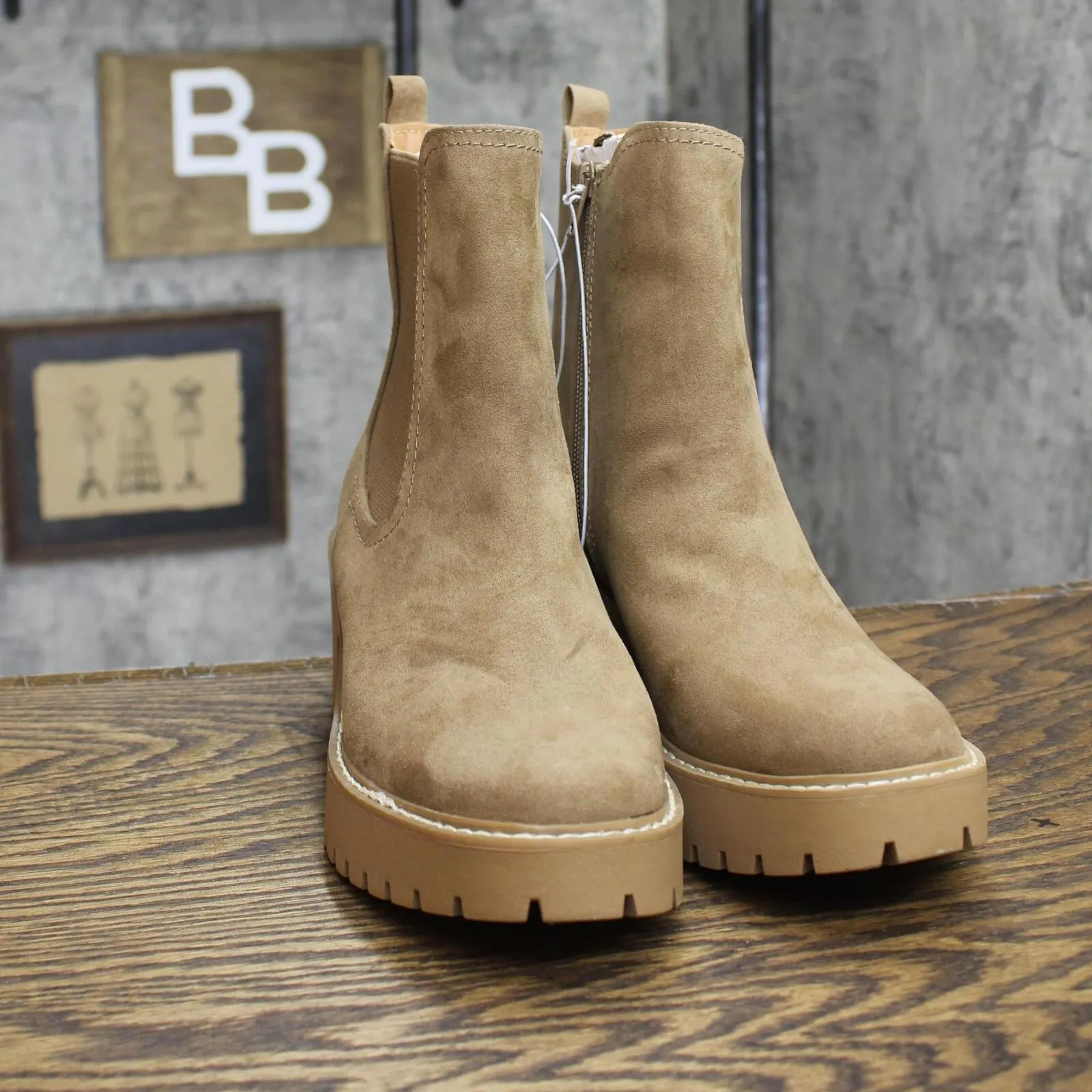 Universal Thread Crispin Chelsea Boots with Memory Foam Insole Tan Brown 8M