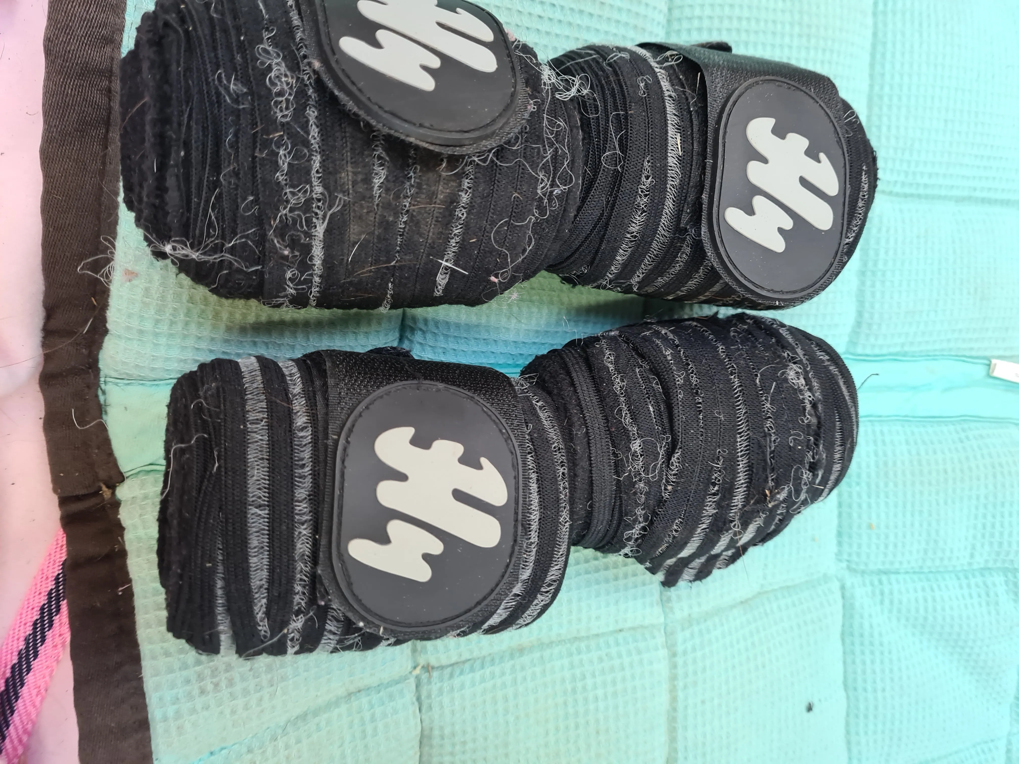 Used black breatable HY set of 4 bandages FREE POSTAGE🟢