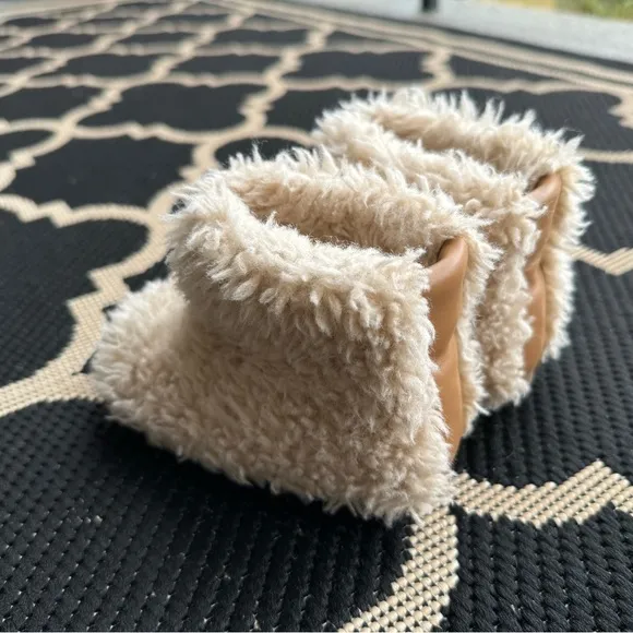 Very very beautiful baby boots