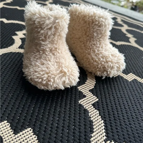 Very very beautiful baby boots