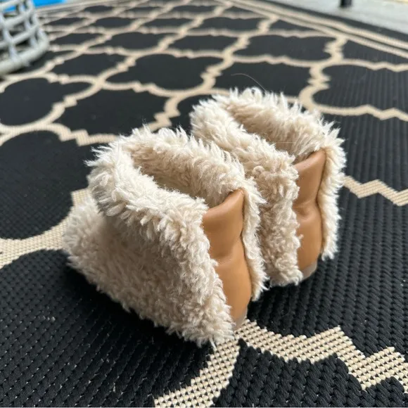 Very very beautiful baby boots