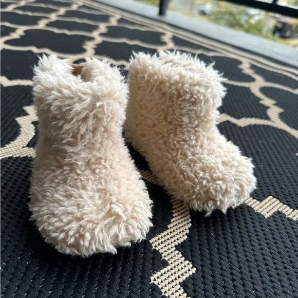 Very very beautiful baby boots